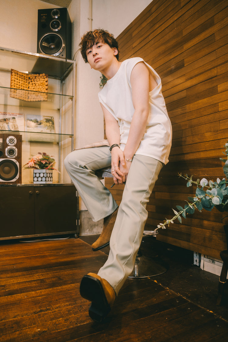 item logo no-sleeve (white)