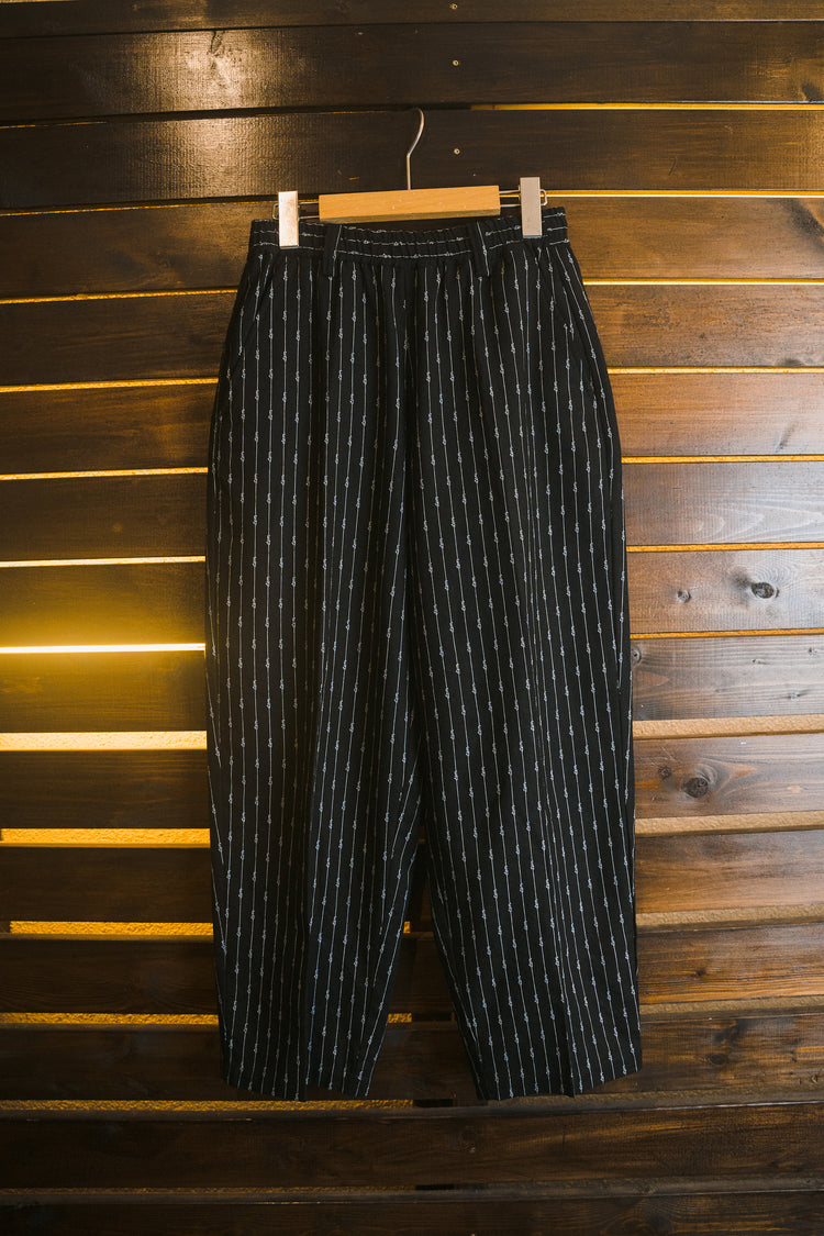 item hand writing stripe pants (black)