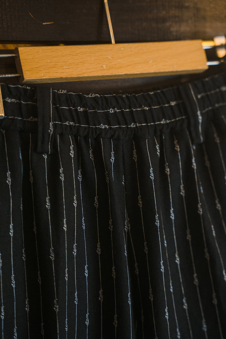 item hand writing stripe pants (black)